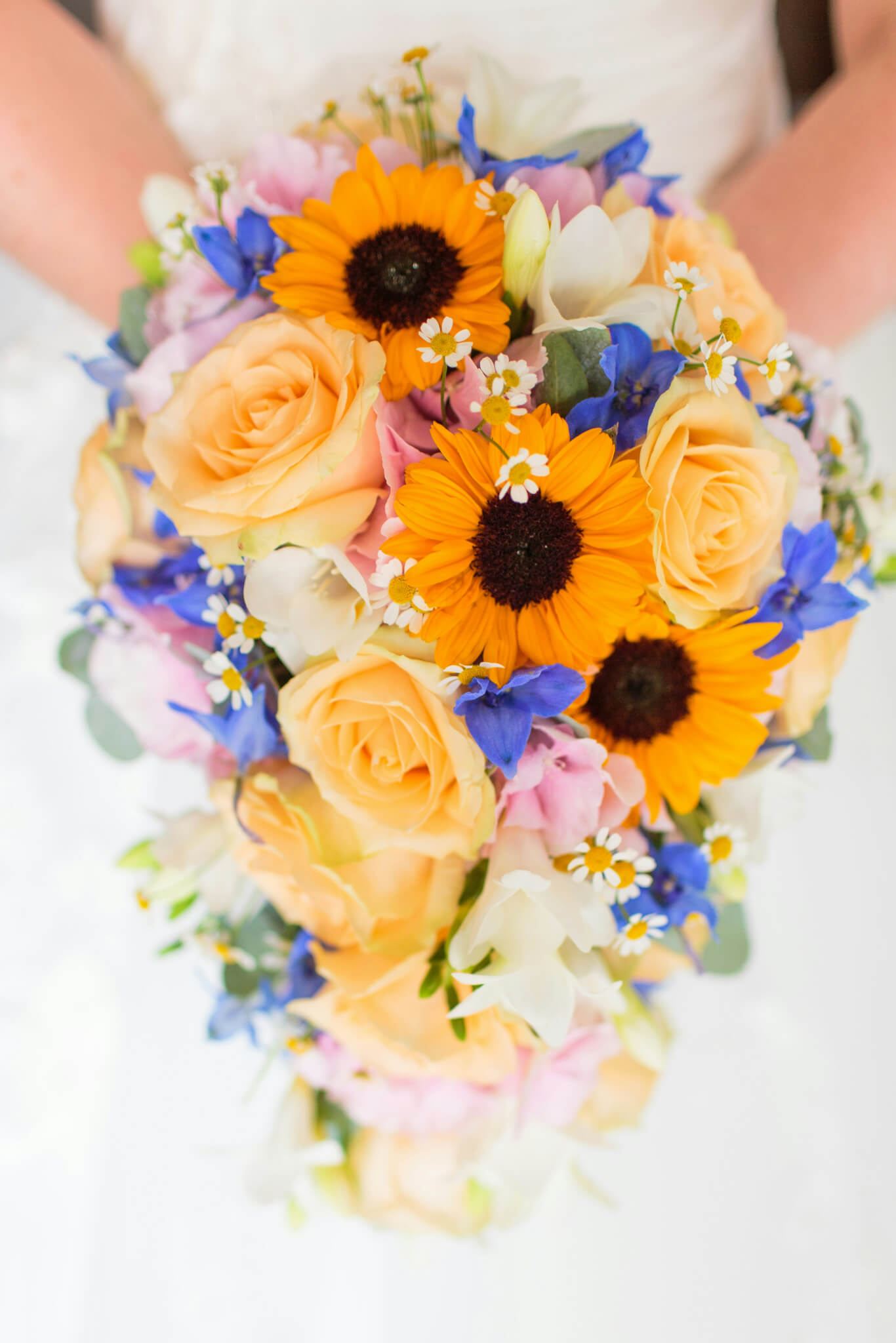 Bouquet de una boda, margaritas amarilas, rosas champagne